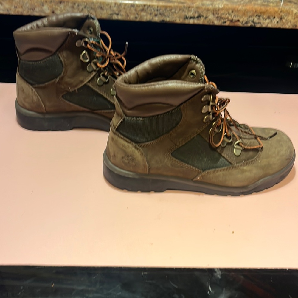 TimberLand boots for boys size is 4.5